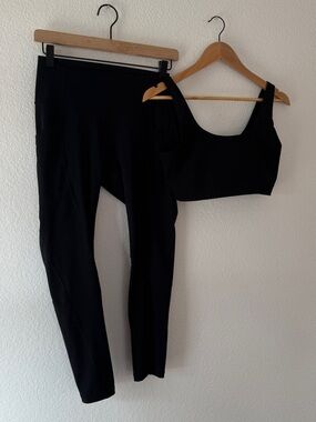 Everlane Black High-Rise Performance Leggings and The Perform Bra bundle